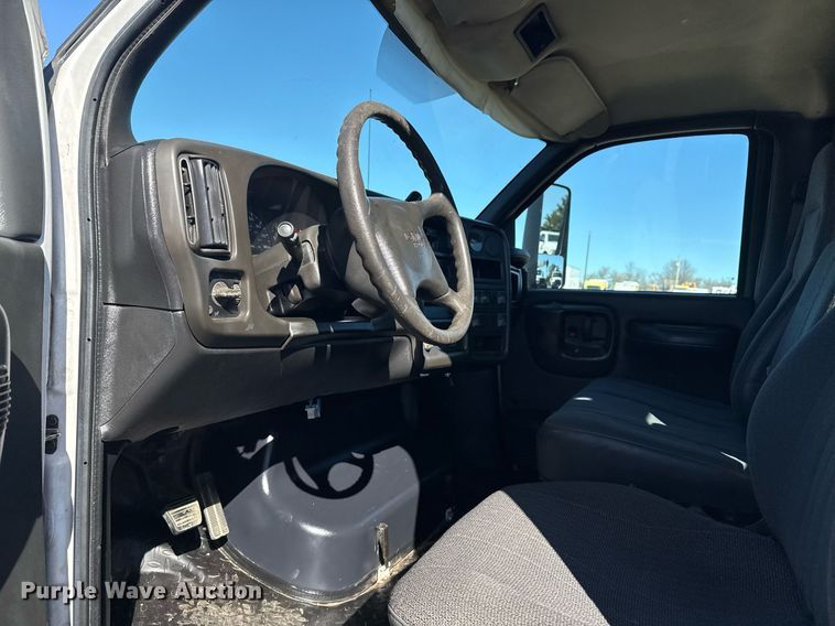image for item EG2572 2007 GMC C5500 rollback truck