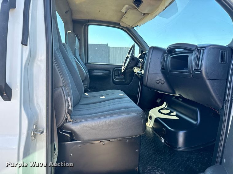 image for item EG2572 2007 GMC C5500 rollback truck