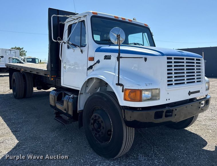 image for item EG2666 1995 International 4900 flatbed truck