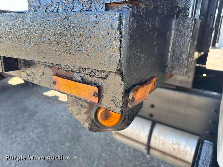 image for item EG2666 1995 International 4900 flatbed truck