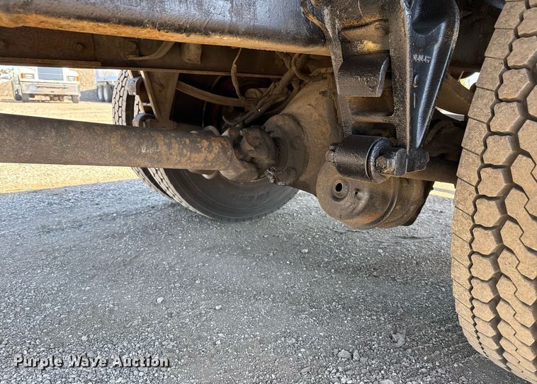 image for item EG2666 1995 International 4900 flatbed truck