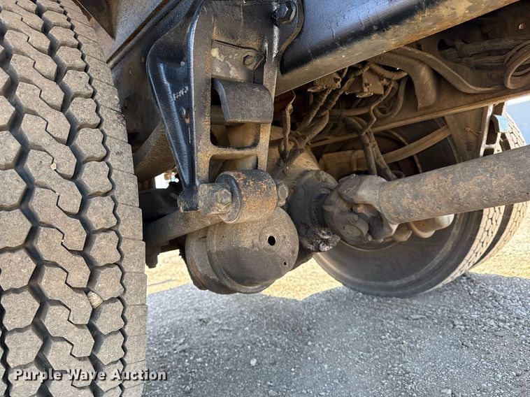 image for item EG2666 1995 International 4900 flatbed truck