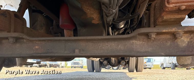 image for item EG2666 1995 International 4900 flatbed truck