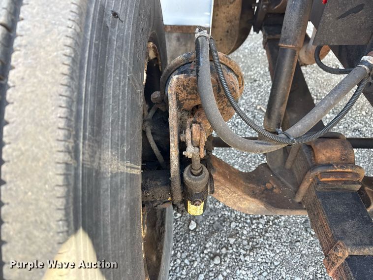 image for item EG2666 1995 International 4900 flatbed truck