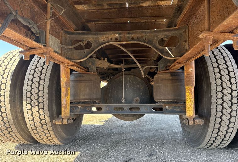 image for item EG2666 1995 International 4900 flatbed truck