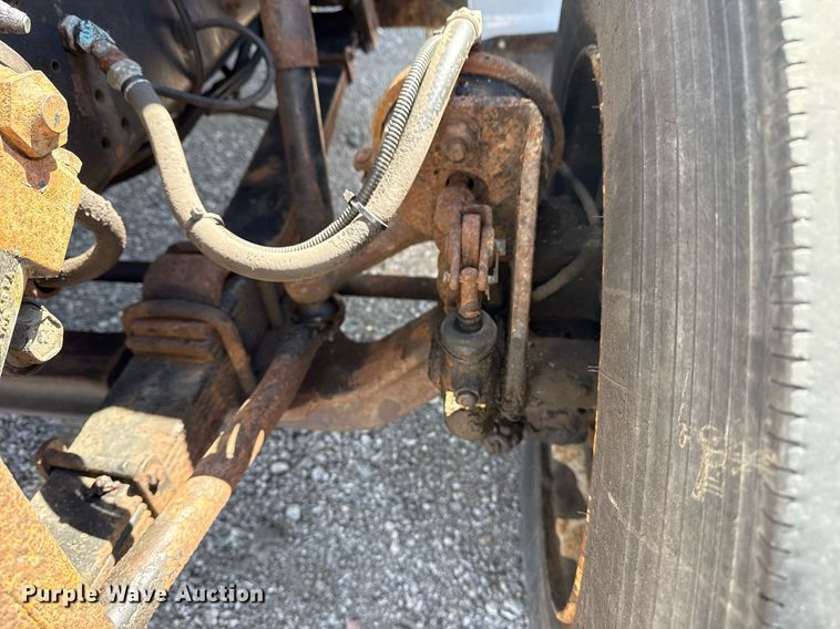 image for item EG2666 1995 International 4900 flatbed truck