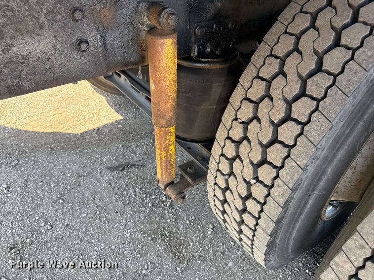 image for item EG2666 1995 International 4900 flatbed truck