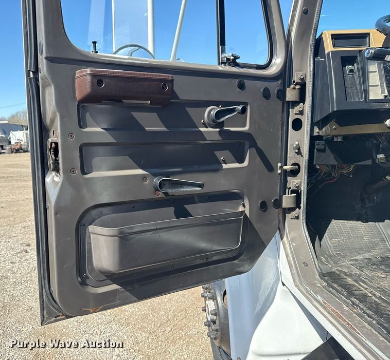 image for item EG2666 1995 International 4900 flatbed truck