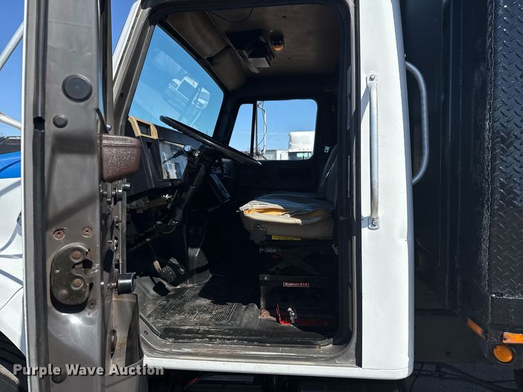 image for item EG2666 1995 International 4900 flatbed truck