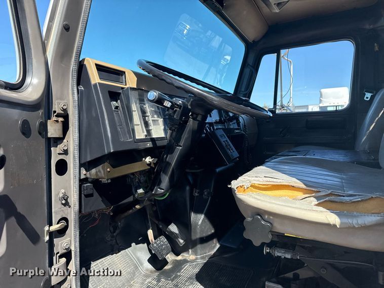 image for item EG2666 1995 International 4900 flatbed truck