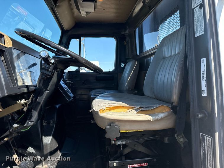 image for item EG2666 1995 International 4900 flatbed truck