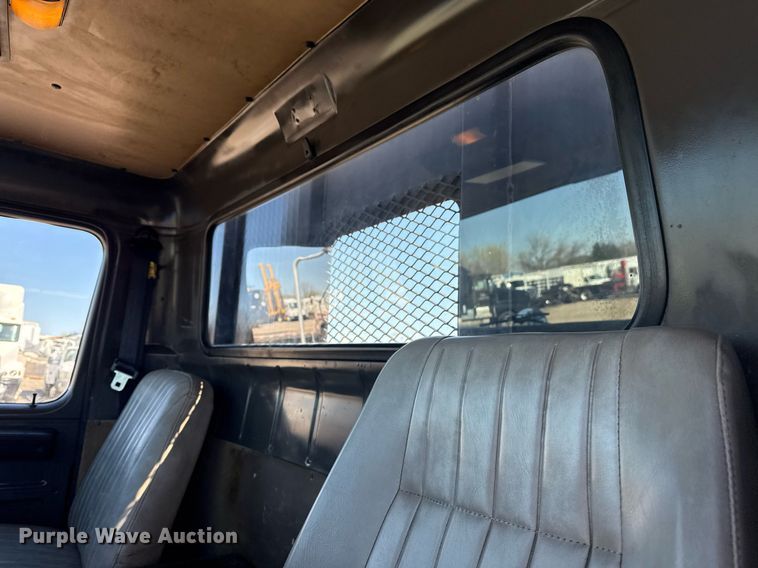 image for item EG2666 1995 International 4900 flatbed truck