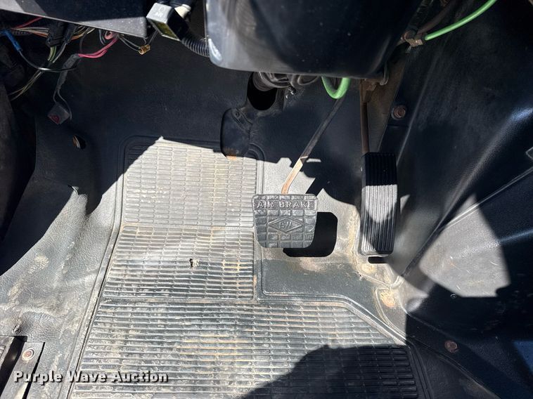 image for item EG2666 1995 International 4900 flatbed truck