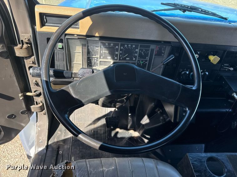 image for item EG2666 1995 International 4900 flatbed truck