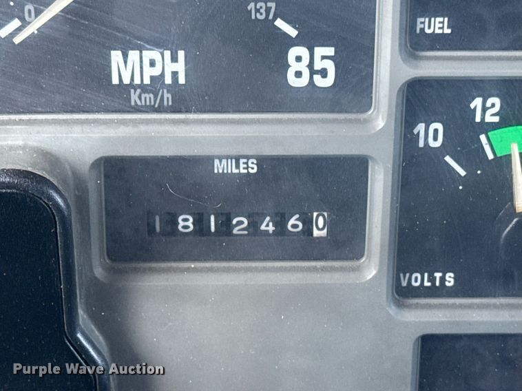 image for item EG2666 1995 International 4900 flatbed truck