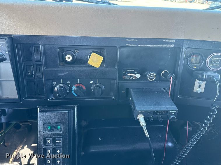 image for item EG2666 1995 International 4900 flatbed truck