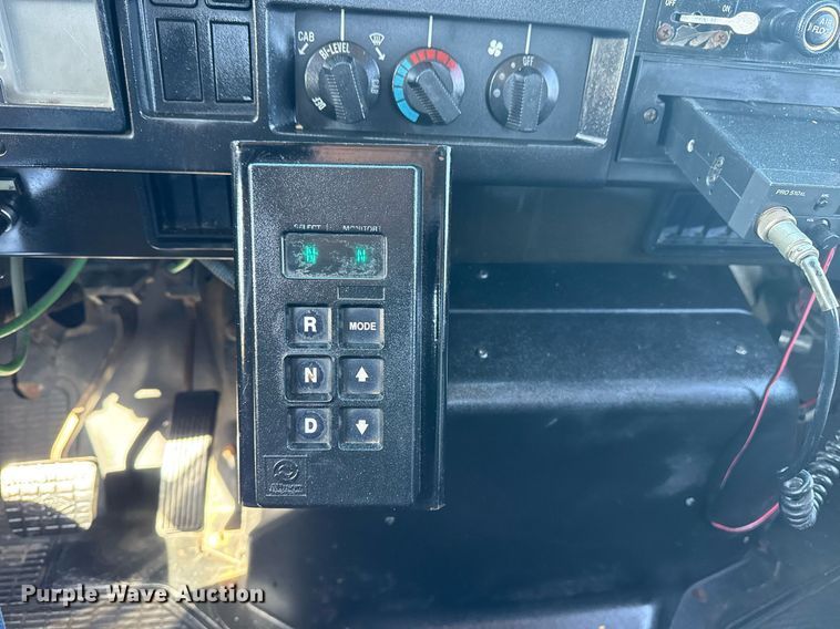 image for item EG2666 1995 International 4900 flatbed truck