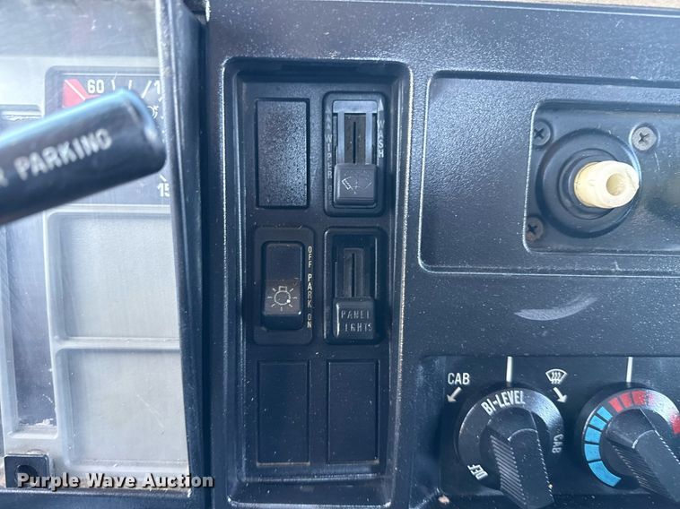 image for item EG2666 1995 International 4900 flatbed truck