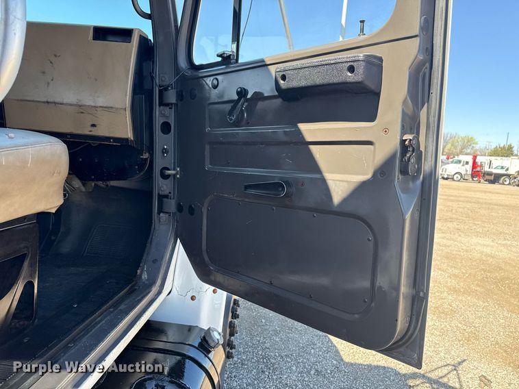 image for item EG2666 1995 International 4900 flatbed truck