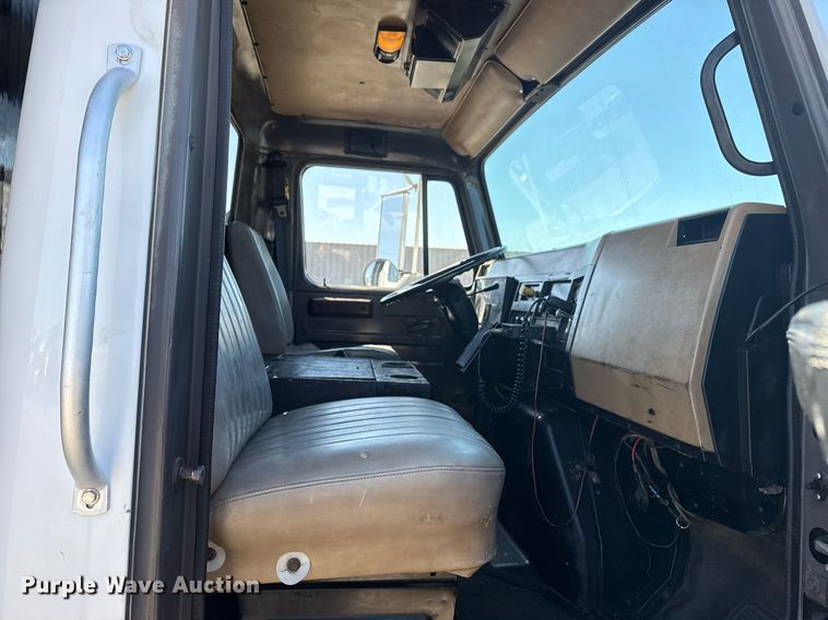 image for item EG2666 1995 International 4900 flatbed truck