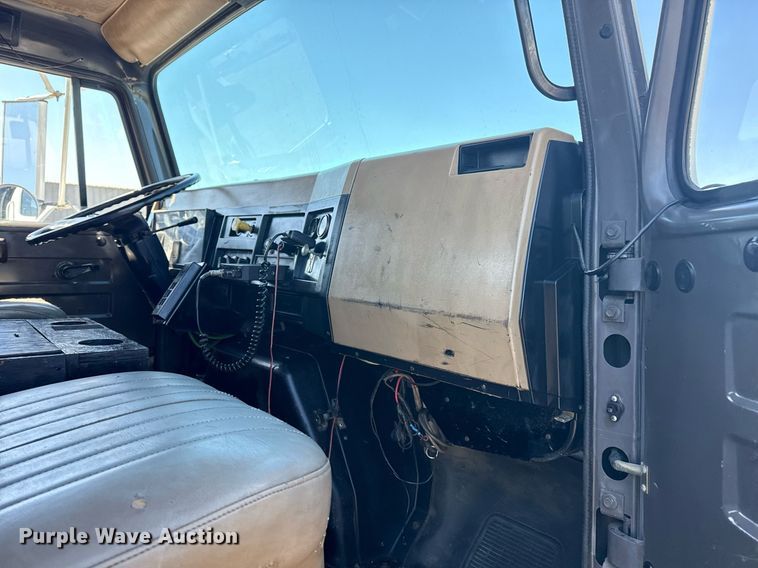 image for item EG2666 1995 International 4900 flatbed truck