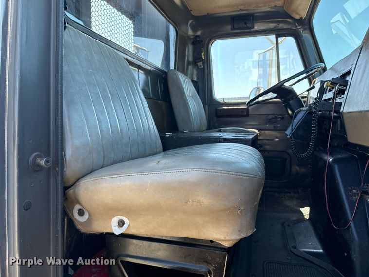 image for item EG2666 1995 International 4900 flatbed truck