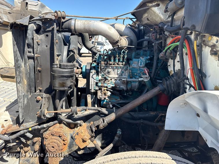 image for item EG2666 1995 International 4900 flatbed truck