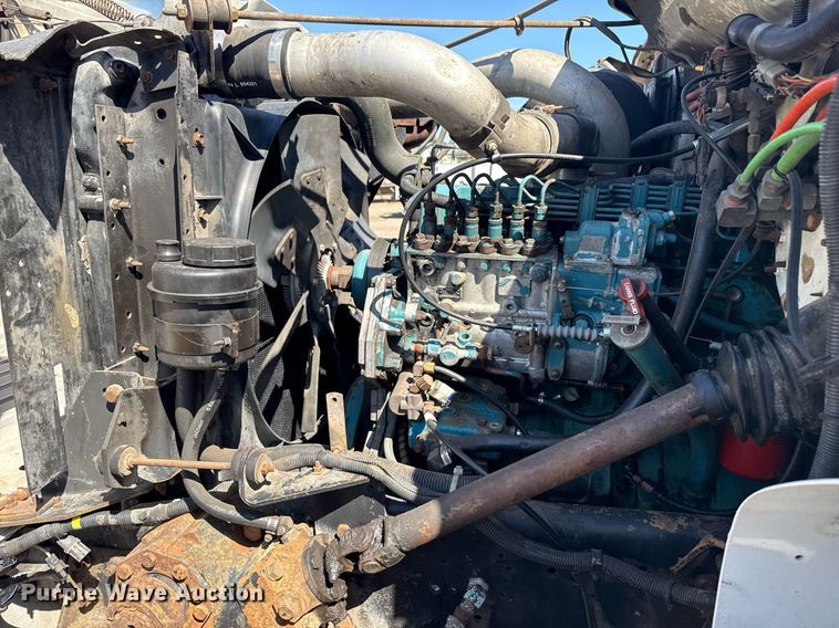 image for item EG2666 1995 International 4900 flatbed truck