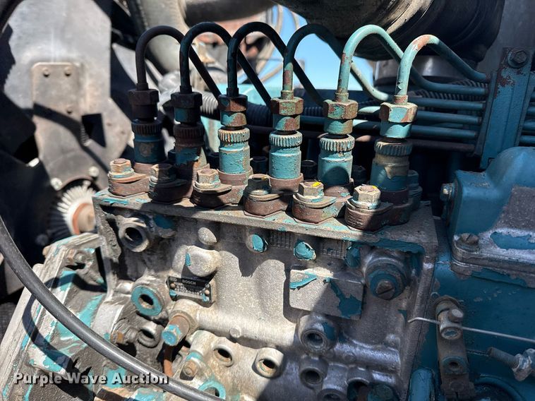 image for item EG2666 1995 International 4900 flatbed truck