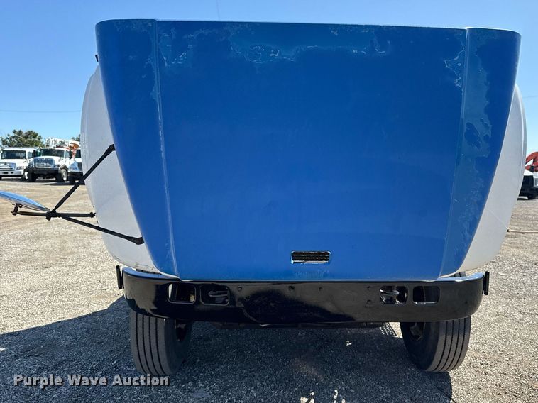 image for item EG2666 1995 International 4900 flatbed truck