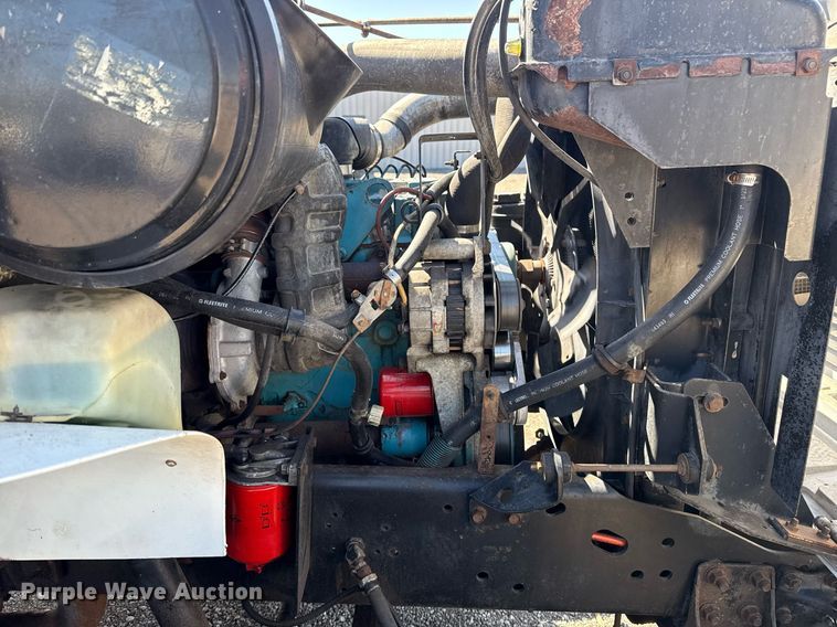 image for item EG2666 1995 International 4900 flatbed truck