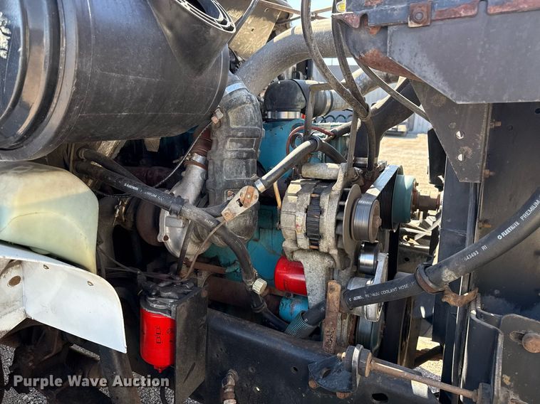 image for item EG2666 1995 International 4900 flatbed truck