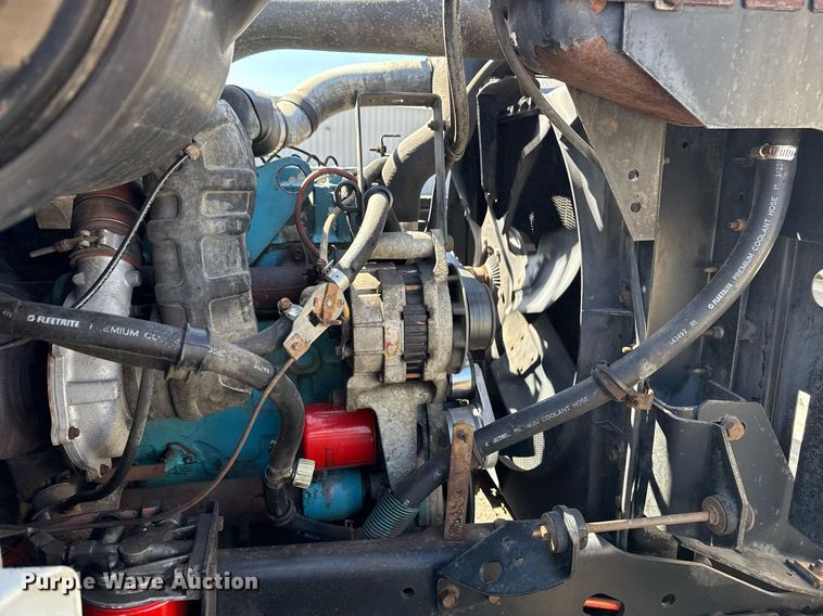 image for item EG2666 1995 International 4900 flatbed truck