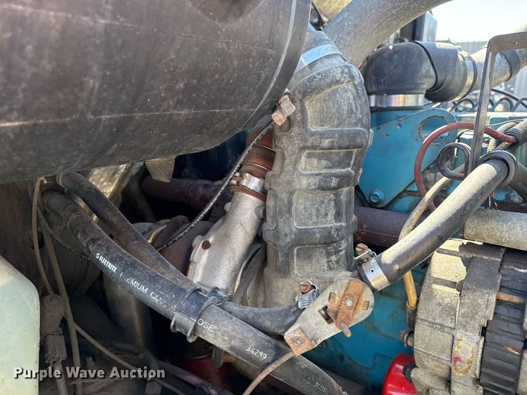 image for item EG2666 1995 International 4900 flatbed truck