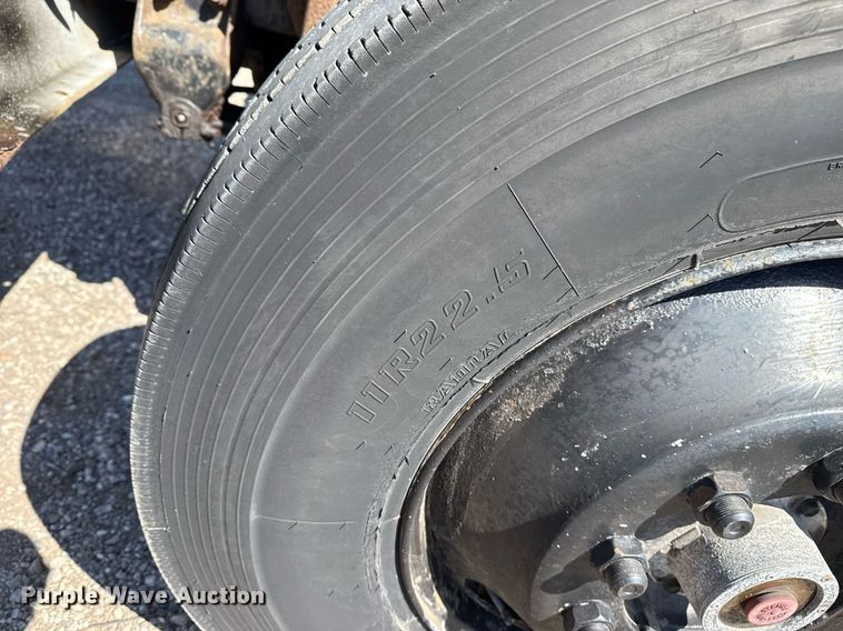 image for item EG2666 1995 International 4900 flatbed truck