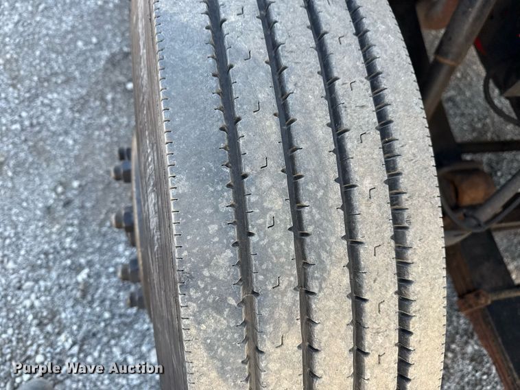 image for item EG2666 1995 International 4900 flatbed truck