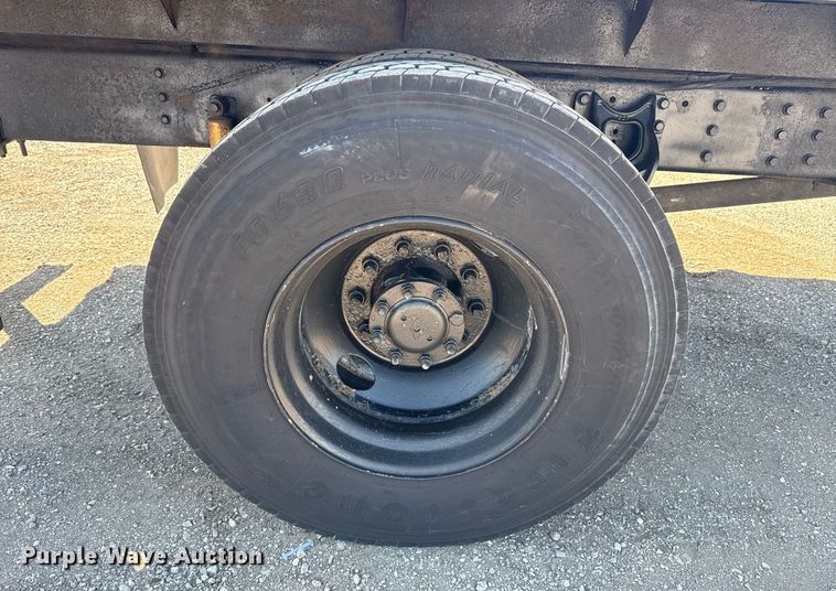 image for item EG2666 1995 International 4900 flatbed truck