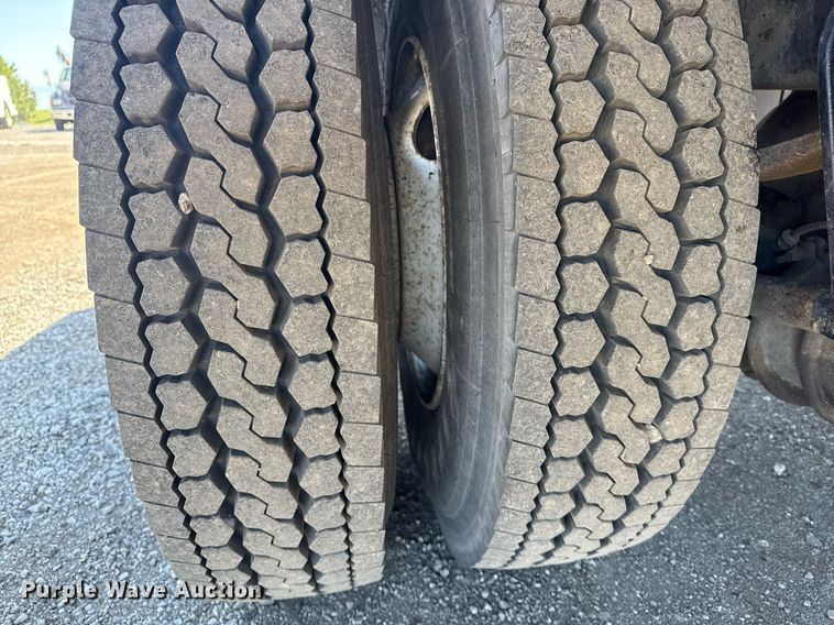 image for item EG2666 1995 International 4900 flatbed truck