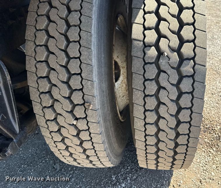 image for item EG2666 1995 International 4900 flatbed truck