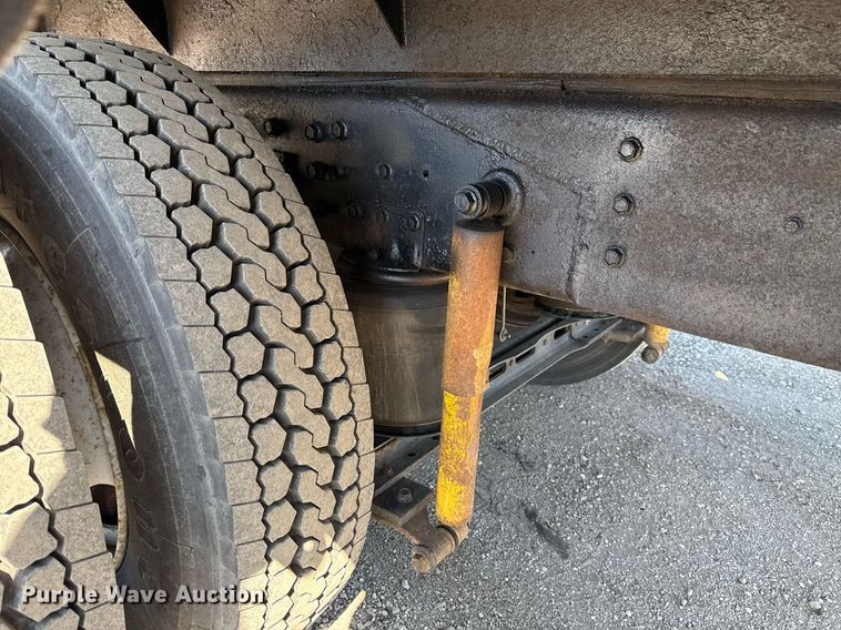 image for item EG2666 1995 International 4900 flatbed truck