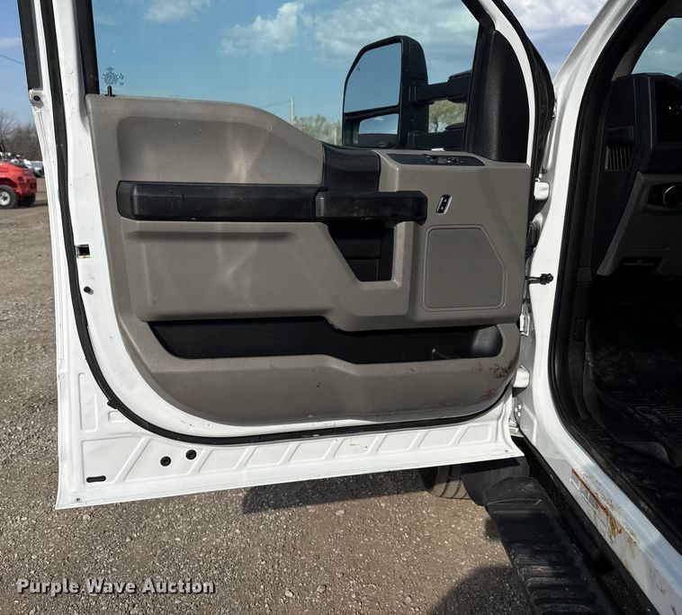 image for item EG5695 2017 Ford F550 Super Duty box truck