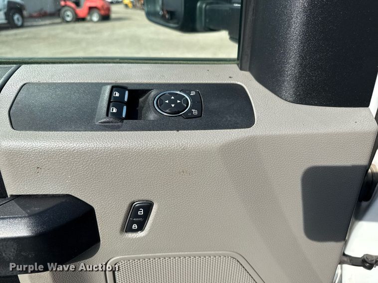 image for item EG5695 2017 Ford F550 Super Duty box truck