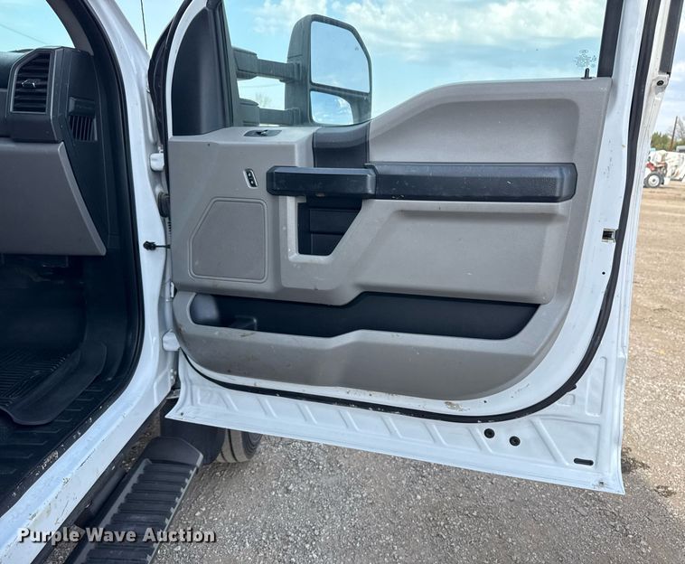 image for item EG5695 2017 Ford F550 Super Duty box truck