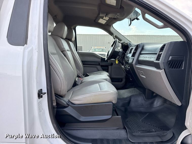 image for item EG5695 2017 Ford F550 Super Duty box truck