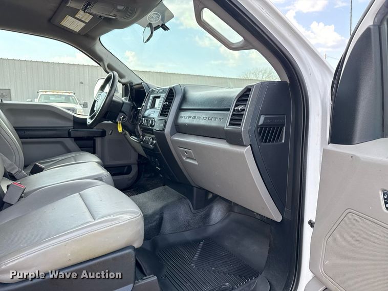 image for item EG5695 2017 Ford F550 Super Duty box truck