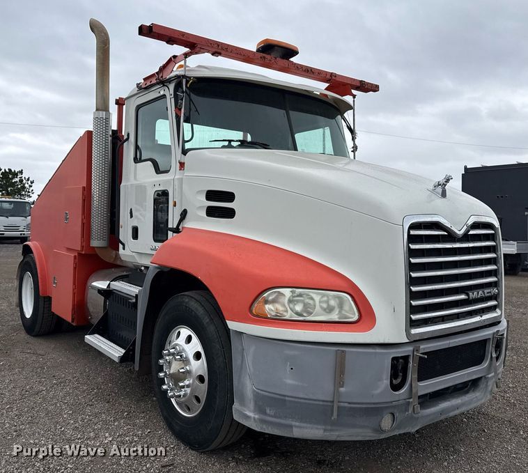 image for item EG5712 2013 Mack CXU612 toter truck