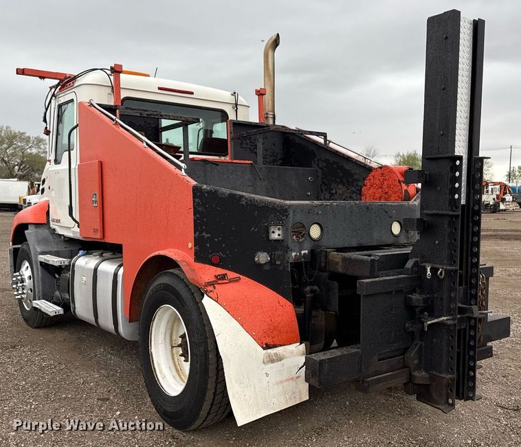 image for item EG5712 2013 Mack CXU612 toter truck