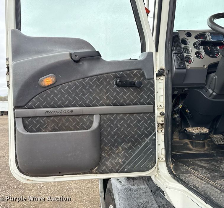 image for item EG5712 2013 Mack CXU612 toter truck