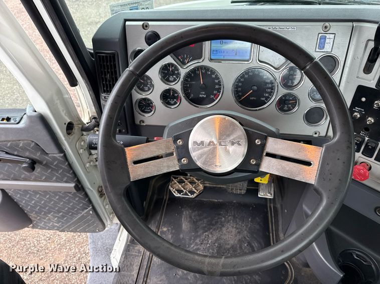 image for item EG5712 2013 Mack CXU612 toter truck