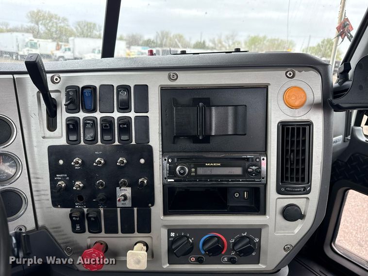 image for item EG5712 2013 Mack CXU612 toter truck